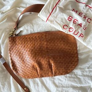NWOT Clare V Moyen Messenger Large - Natural Woven